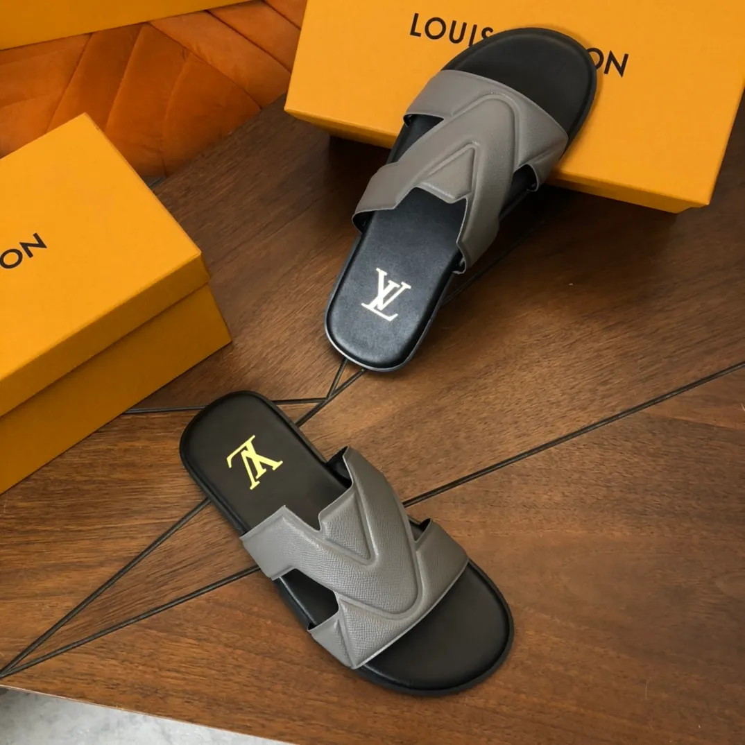 Factory price: 270💰LV counters are selling new brand luxury men's slippers, casual, loose and comfortable. The must-have model in the picture above [Happy][Happy], multiple colors available Size: 38-44, customized 45